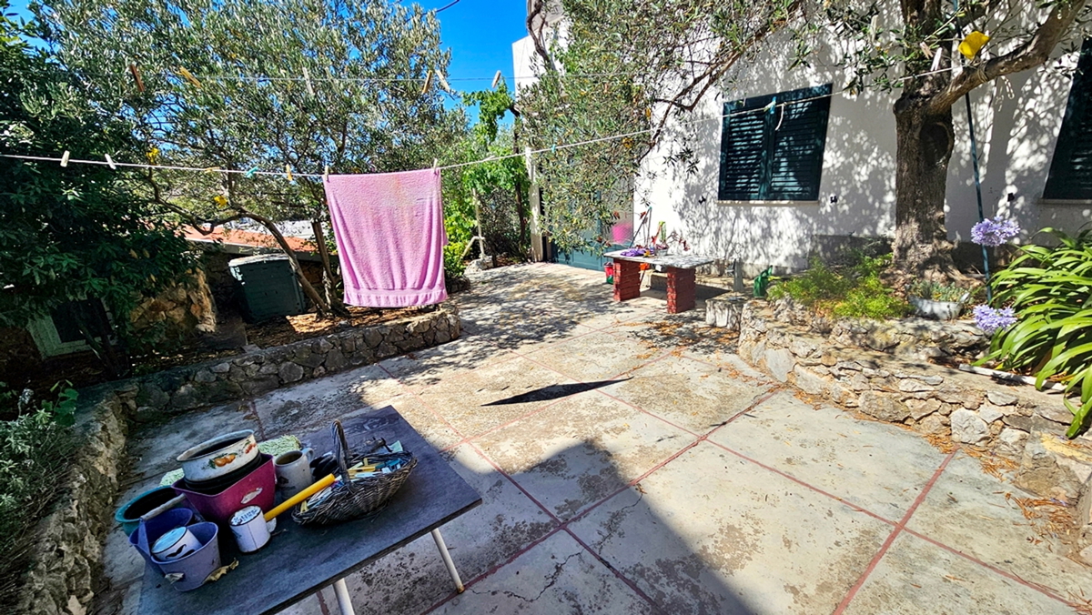 Casa indipendente a Okrug Donji/Čiovo in posizione eccezionale, seconda fila dal mare